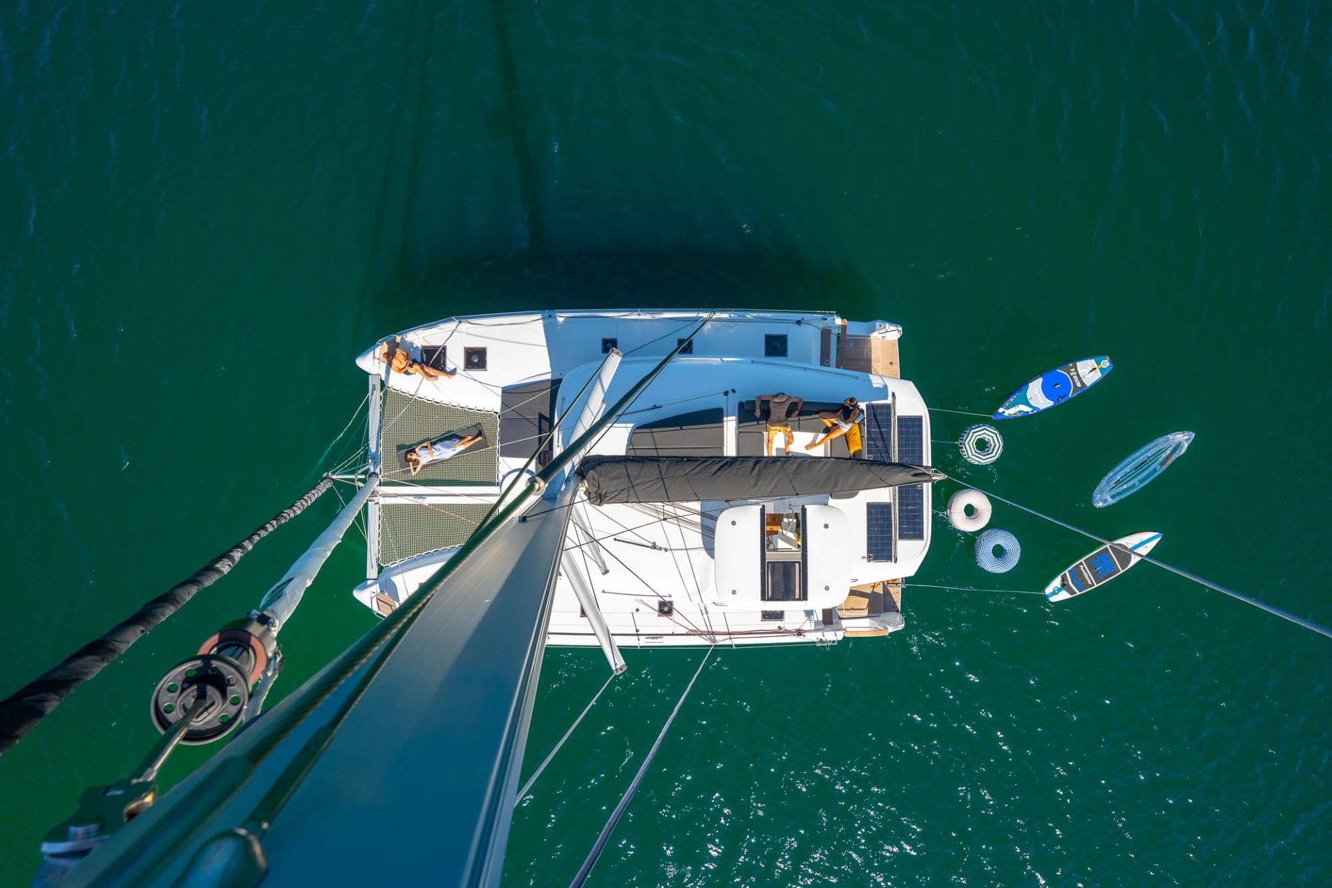 Catamaran SOGNUDIMARE Lagoon 43 - Vue aérienne avec activités nautiques