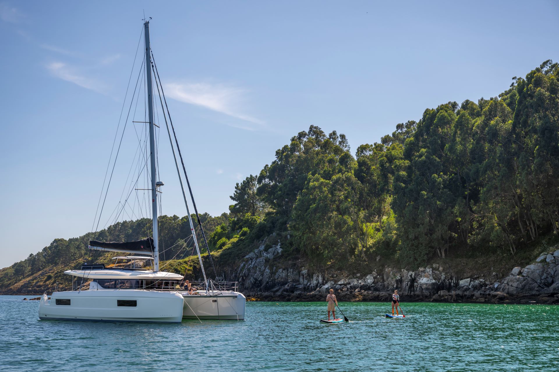 Catamaran SOGNUDIMARE Lagoon 43 au mouillage avec paddleboards