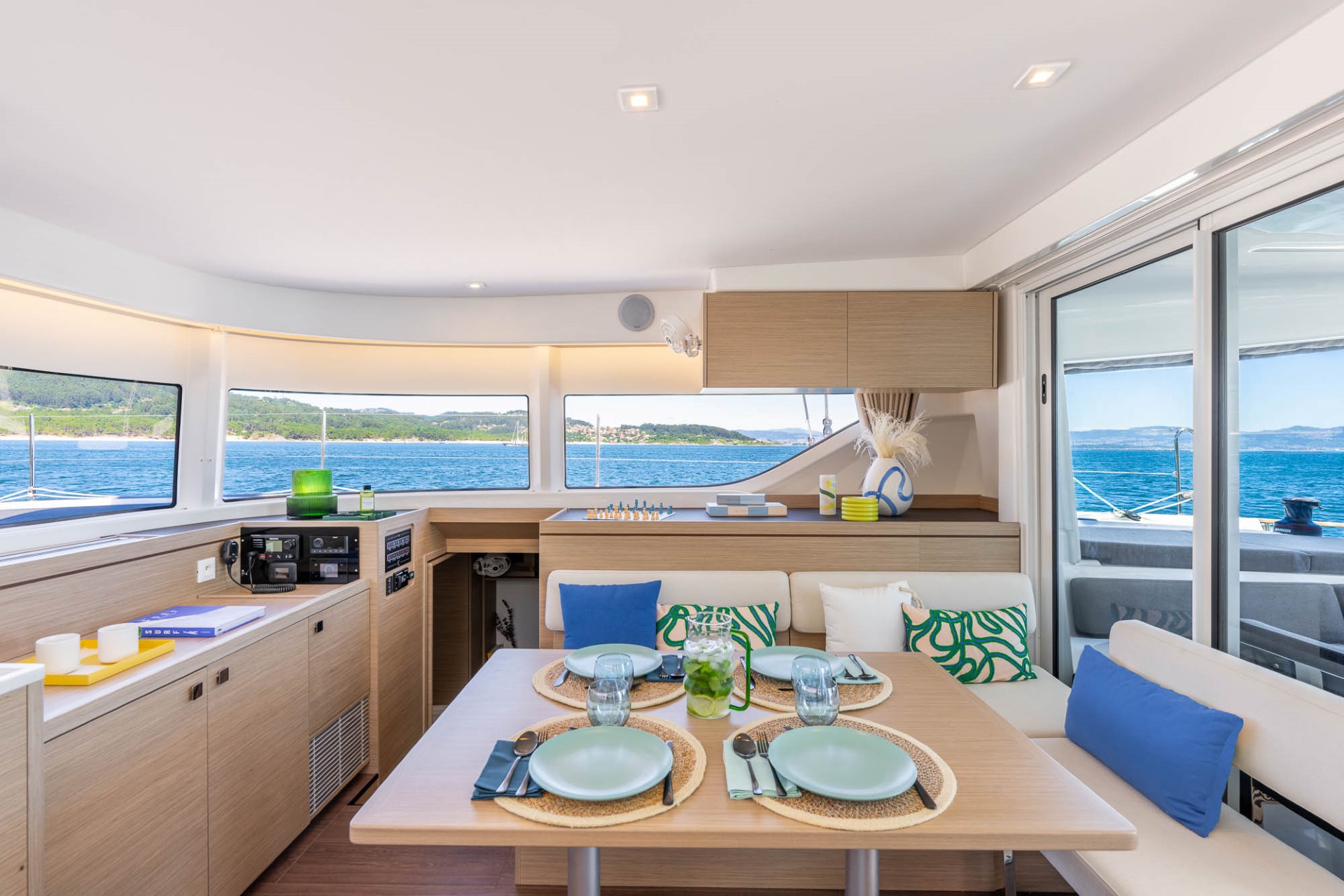 Catamaran SOGNUDIMARE Lagoon 43 - Salon intérieur avec table à manger